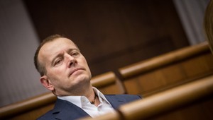 Parlament by už mohol pokračovať v rokovaní, avšak bez svojho predsedu Borisa Kollára, ktorého museli po havárii operovať