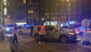 Vodič v Bratislave narazil do črepníkov a unikal v protismere. Ide o muža s kriminálnou minulosťou