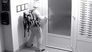 Zlodej tenisiek. Vlámal sa do paneláku a pokradol všetkým obuv