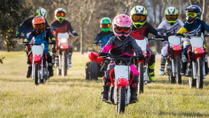 Počet úrazov detí na motorkách stúpa. Ako sa s dieťaťom rozprávať o rizikách jazdy na motorke?