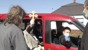 Fotografie namiesto publika, modlitby online aj vysvätenie cez auto. Táto Veľká noc bude pre veriacich nezabudnuteľná