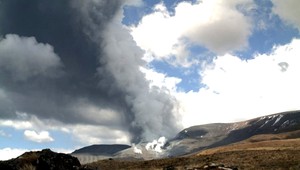 Novozélandská sopka chrlí popol, lietadlá sú odklonené