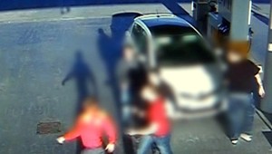 ZÁZNAM: Partia futbalových fanúšikov zbila a dokopala pumpára