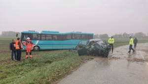 Tragická zrážka: Auto vrazilo čelne do autobusu, vodiča sa nepodarilo oživiť