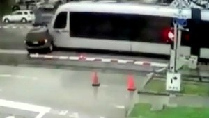 Muž s deťmi v aute vletel pod rútiaci sa vlak!