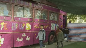 Unikátna škola na kolesách zachránila státisíce detí