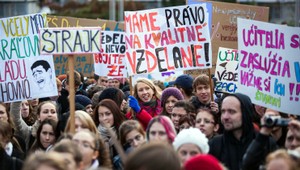 Pred Úradom vlády protestovali študenti. Podľa Fica ich zneužili