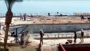 Slnko, more, pláž a robotníci so zbíjačkami. Pohodová dovolenka sa v okamihu zmenila