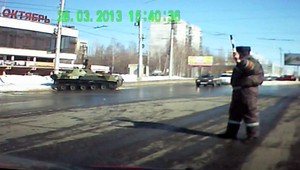 VIDEO. Opitý vojak nabúral bojovým vozidlom do lampy