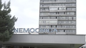 V areáli Nemocnice Ružinov už čoskoro nezaparkujú autá bez registrácie