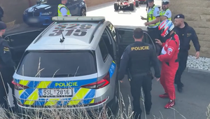 Formula opäť jazdila na diaľnici: Polícia vodiča vypátrala a odviezla na stanicu