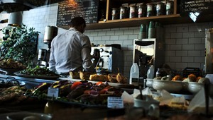 Geniálna finta: Vždy, keď sa hosť sťažuje, čašník predstiera, že je prepustený