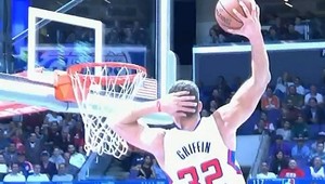 Griffin vzdal hold Malonovi. Smečoval s rukou na temene!