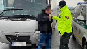 Vodiča autobusu, ktorý ľudí viezol do práce, zastavili pre prekročenie rýchlosti. Pri kontrole nafúkal