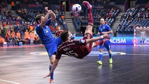 Hetrik Edera Limu nasmeroval Rusko do semifinále s domácimi