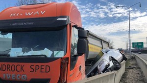 Nehoda na diaľnici D2. Kamión pritlačil auto o betónové zvodidlá