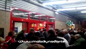 Bitka o šunku! Pred hypermarketom bola hystéria