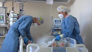 Sviatky prežije na covidových oddeleniach viac ako 2 600 pacientov. Starajú sa o nich aj dobrovoľníci