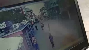 Objavilo sa nové video z Obchodnej: Policajti sa najskôr snažili muža spacifikovať