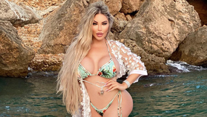 Plastiková Alves má dieru v zadku! No nie tam, kde všetci..!