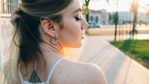 Hotový je za pár sekúnd: TOP účes tohto leta je jednoduchý a praktický