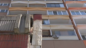 Alarmujúci stav budov. Obrovské schátrané panely môžu zabiť okoloidúcich