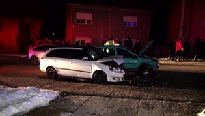 Mladík (19) nezvládol riadenie, po šmyku sa čelne zrazil s druhým autom