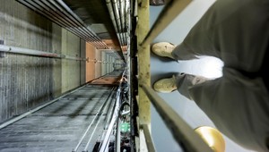 Logická hádanka. Ako je možné, že prežijem pád výťahu?