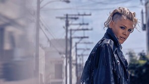 Pink nepozvali na stretnutie zo strednej školy, spolužiaci odmietli aj jej peniaze