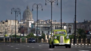 Američania sťahujú svojich zamestnancov z ambasády na Kube