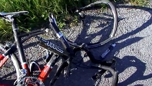 Cyklista pri Zvolene narazil do kapoty auta, zomrel na mieste