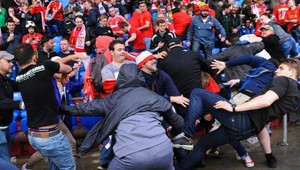 Pred finále sa priamo na štadióne v Bazileji pobili fanúšikovia