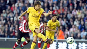 Arsenal sa do čela nedostal, inkasoval od Benta v samotnom závere