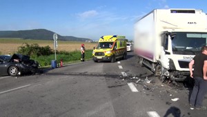 Vážna nehoda nákladného a osobného auta: Trojročného chlapčeka s úrazom hlavy prevážali leteckí záchranári