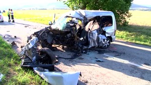 Vodič (24) narazil do jediného stromu v okolí pol kilometra. Tachometer sa zastavil na 110 km/h