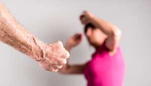 Gynekológ zneužíval študentky. K obvineniu sa pridalo 200 dievčat