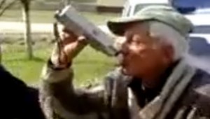 Deduško si pomýlil tester s fľaškou alkoholu