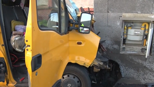 Muž narazil dodávkou do rodinného domu a spôsobil únik plynu