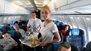 Lietadlo muselo núdzovo pristáť. Pasažier rozotrel po stenách výkaly