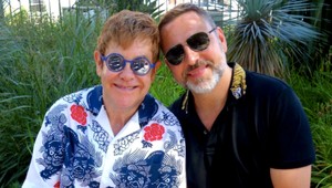 Život Eltona Johna bol plný drog a sexu, dnes je za to vďačný