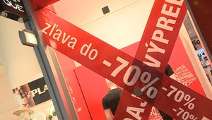 Po tmavom chlapcovi v mikine má H&M ďalší problém