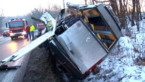 Nehoda mikrobusu, v ktorom sedelo 17 cestujúcich. Na tej istej ceste už zomrelo osem ľudí