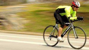 PARÁDNA HALUZ: Cyklista rýchly ako blesk fičí po diaľnici!