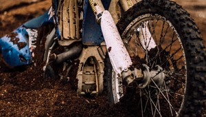 Tínedžer (†18) preletel v plnej rýchlosti na motorke cez reťaz