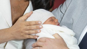 Archie už zarába milióny. Na bratrancov ale nemá