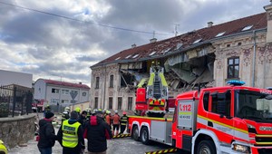 Výbuch poškodil bytový dom, zranilo sa osem ľudí