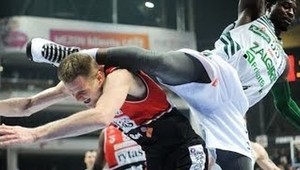 Zákrok na kriminál? Pod košom zastavil súpera kung-fu kopom