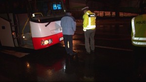 Šofér autobusu si nevšimol opitého chodca v Snine