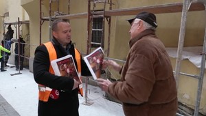 Reportér TV JOJ si vyskúšal rolu predajcu Nota Bene počas Dňa dobrovoľníkov