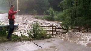 EXKLUZÍVNE ZÁBERY! Voda strhla jediný prístupový most